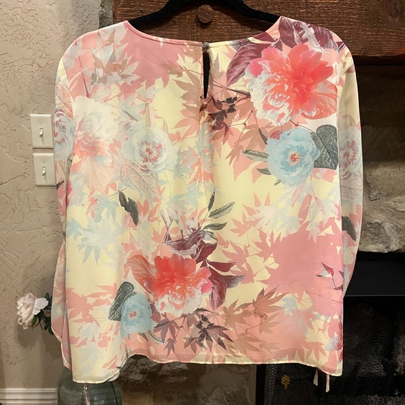 COPY - Vince Camuto Blouse - Picture 2 of 3